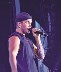 David Carreira em momento arrepiante em palco com fã que se chama Sara 