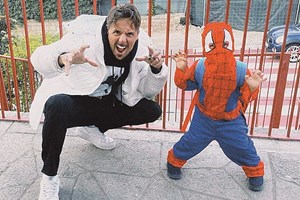 Famosos mostram filhos mascarados