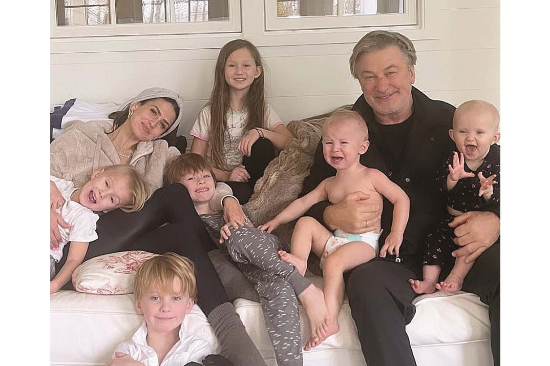 Alec e Hilaria com os seis filhos que têm em comum 