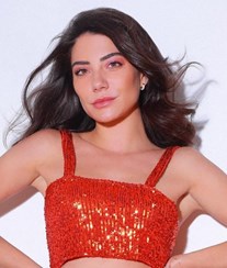 Carolina Carvalho sensual e com muito brilho em nova produção