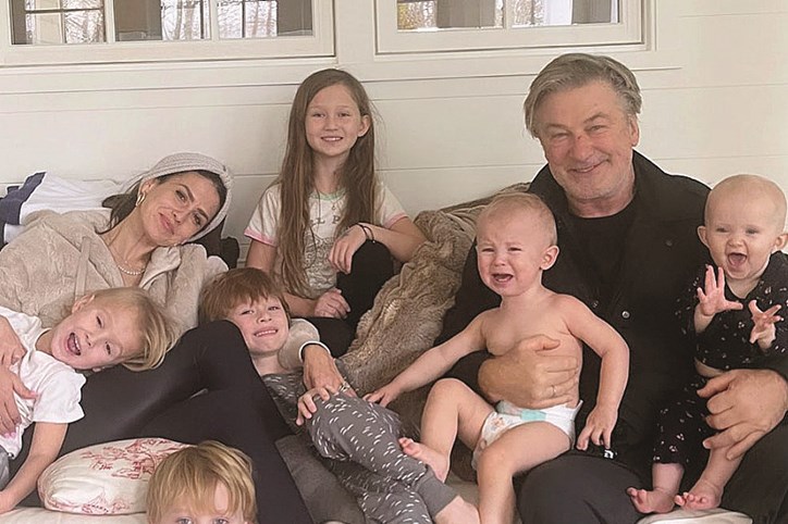 Alec e Hilaria com os seis filhos que têm em comum 