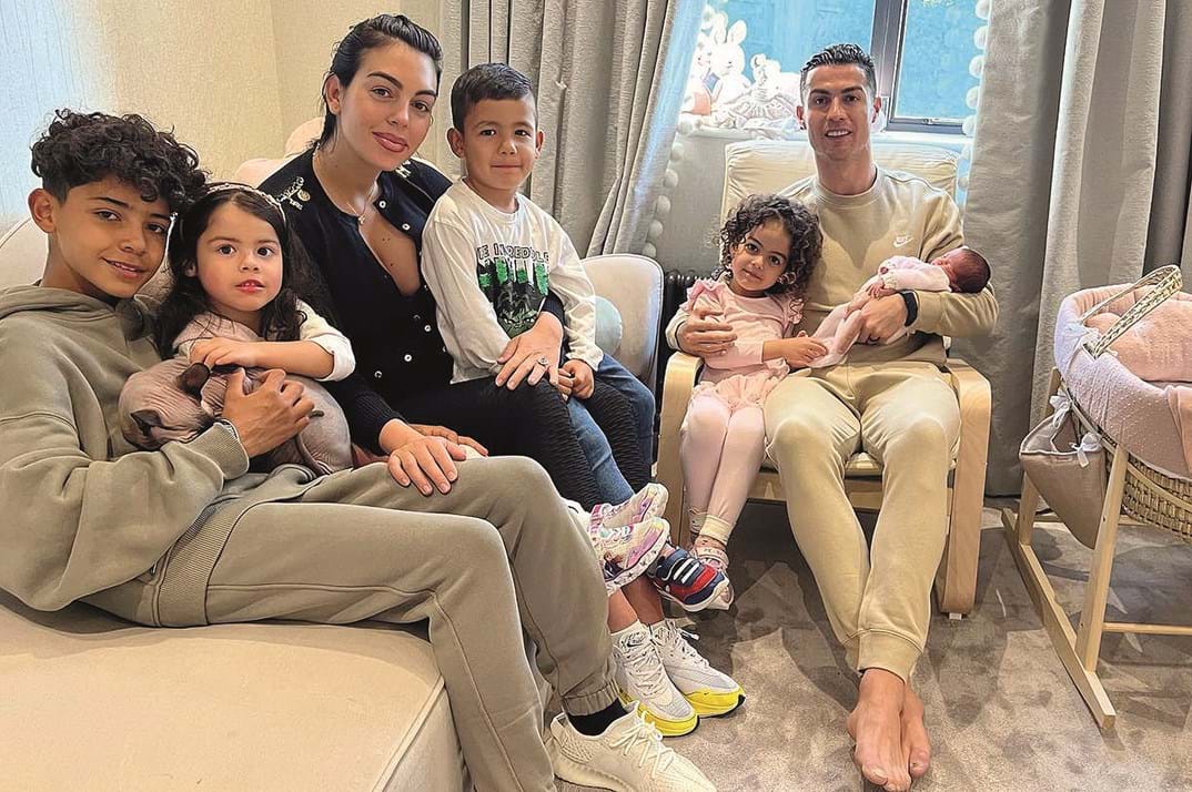 Cristiano Ronaldo e Georgina Rodríguez com os filhos