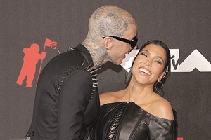 Kourtney Kardashian e Travis Barker protagonizam enlace após os Grammy