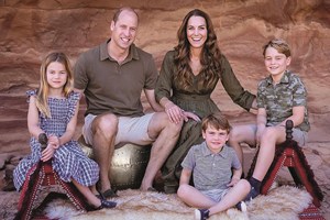 Rainha Isabel II felicita príncipe Louis nas redes sociais