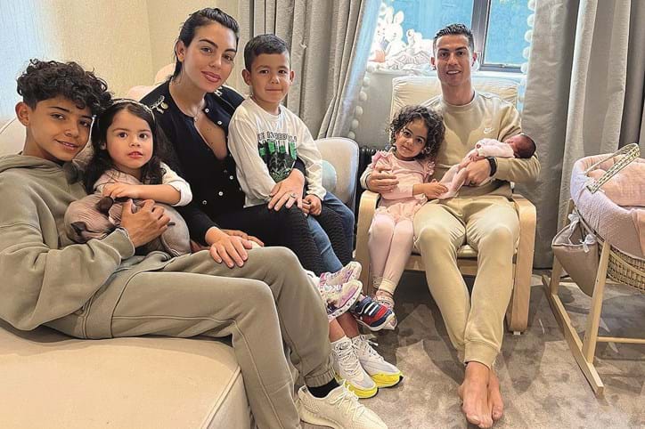 Cristiano Ronaldo e Georgina Rodríguez com os filhos