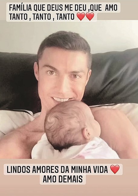 Cristiano Ronaldo com a filha bebé, que nasceu no dia 18 de abril