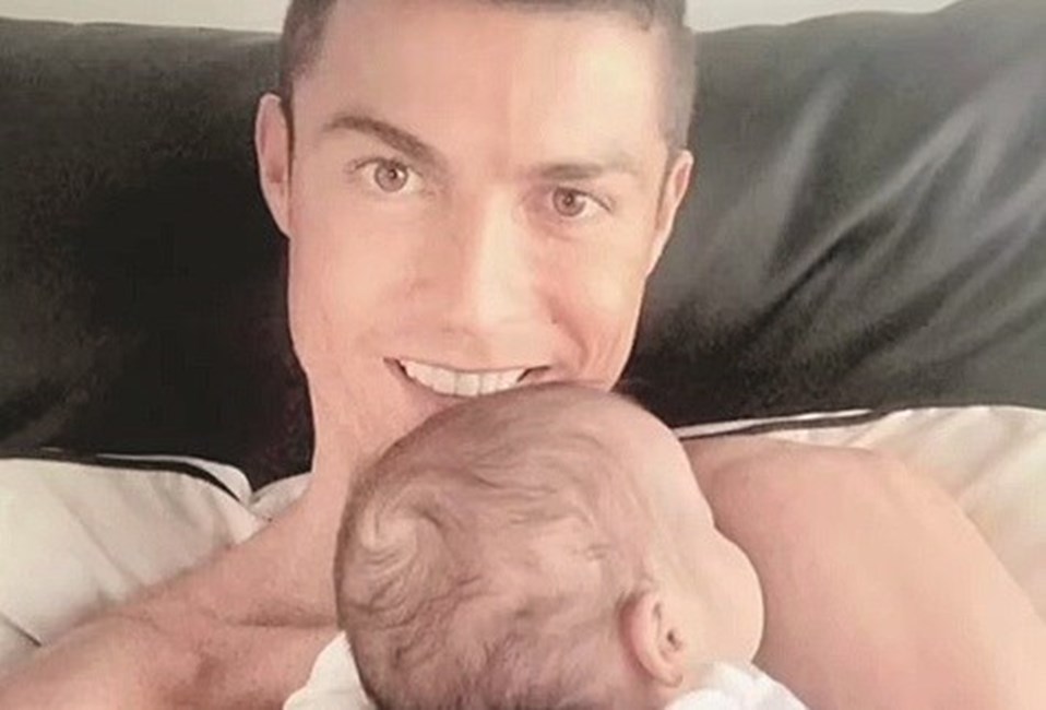 Cristiano Ronaldo com a filha bebé, que nasceu no dia 18 de abril