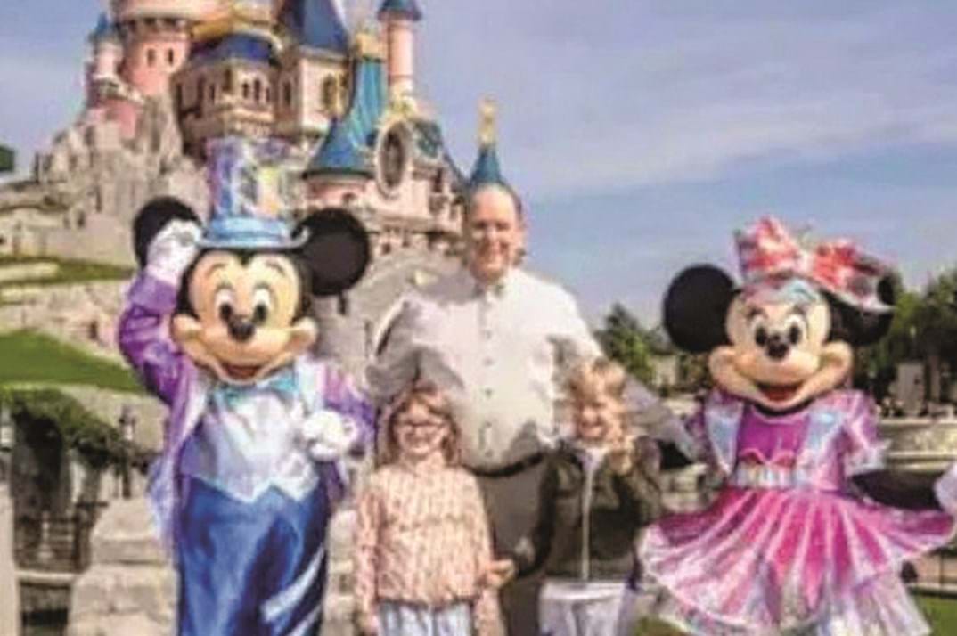 Príncipe Alberto com os filhos