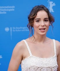 Alba Baptista namora com Chris Evans em Portugal
