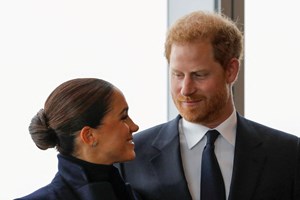 Polícia diz que Meghan e Harry fugiram dos paparazzi porque não pagaram conta de hotel em Nova Iorque