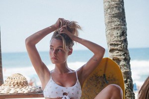 Kelly Bailey espalha dose de beleza e elegância 