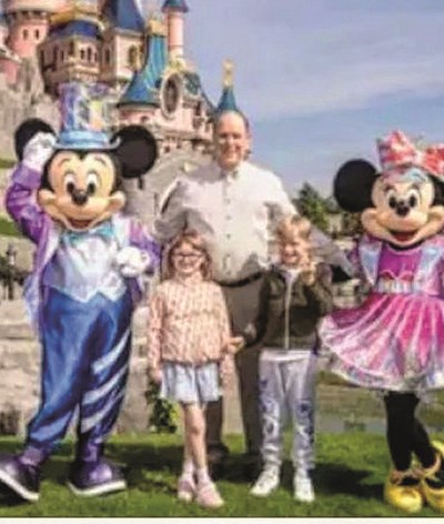 Alberto viaja sozinho com os filhos