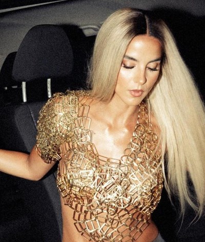 Sara Matos arrasa com novo look e emociona-se na TV