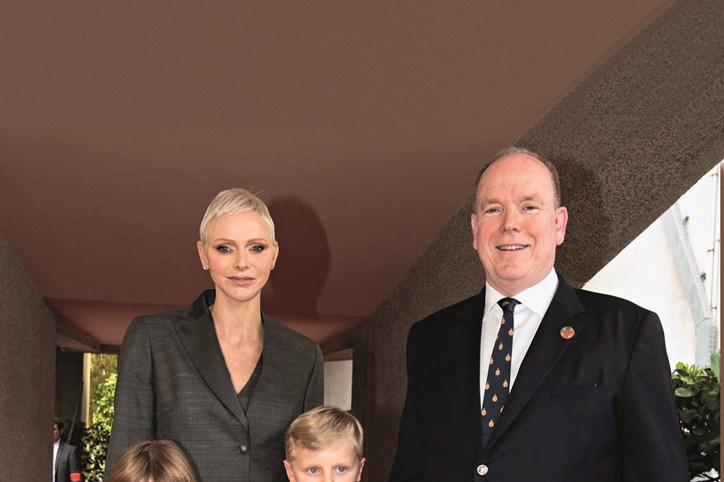 Charlene e Alberto com os filhos, Jacques e Gabriella, de sete anos 