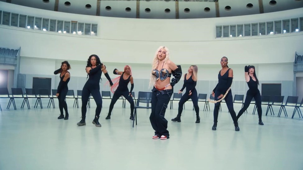 Bárbara Bandeira deu que falar com a sua versão mais ousada no videoclipe da música ‘Oh Não’, lançada no seu dia de aniversário. Seguidores comparam o seu look sensual ao de Kim Kardashian 