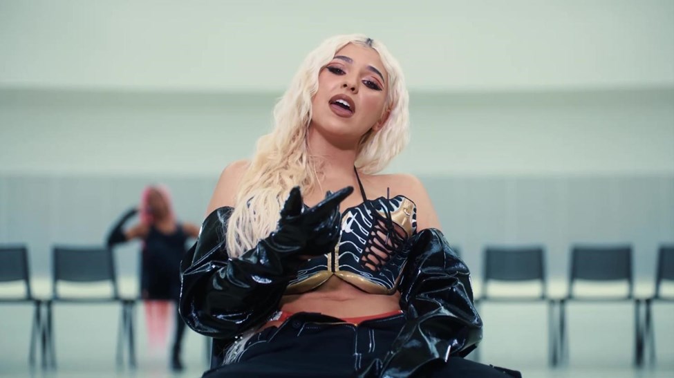 Bárbara Bandeira deu que falar com a sua versão mais ousada no videoclipe da música ‘Oh Não’, lançada no seu dia de aniversário. Seguidores comparam o seu look sensual ao de Kim Kardashian 