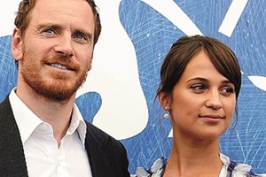 Alicia Vikander e Michael Fassbender 'apanhados' às compras em Lisboa