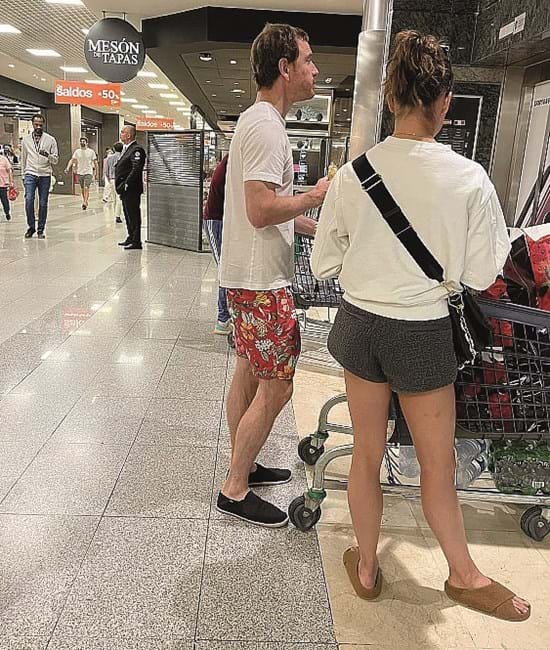 Casal foi fotografado em Lisboa