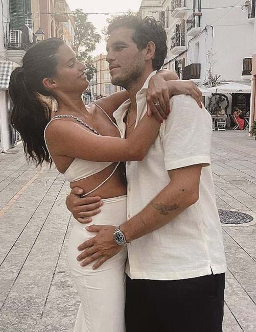 Sara Sampaio de férias com o namorado