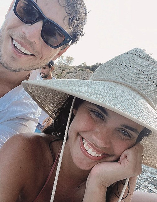 Sara Sampaio de férias com o namorado