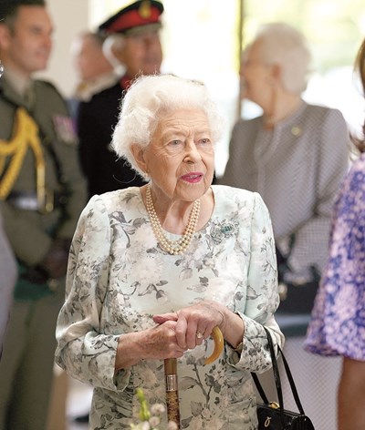 Rainha Isabel II morreu de "velhice"