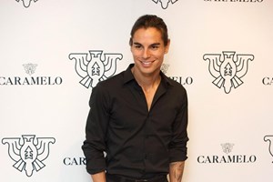 Filho do cantor Julio Iglesias faz apresentação insólita da namorada