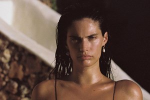 Sara Sampaio fotografada tal como veio ao mundo