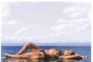 Famosos refugiam-se do frio e da chuva em paraísos tropicais durante férias