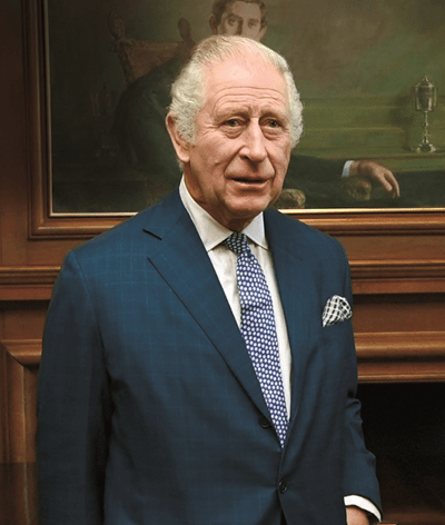 Carlos III retoma agenda oficial e visita doentes com cancro. Veja as imagens