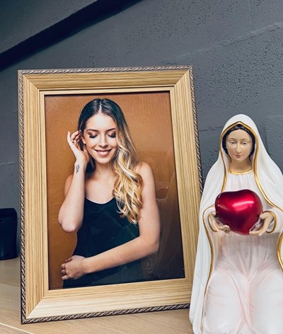 Fátima Lopes e padre João Luís fazem entrega especial na Associação Sara Carreira 