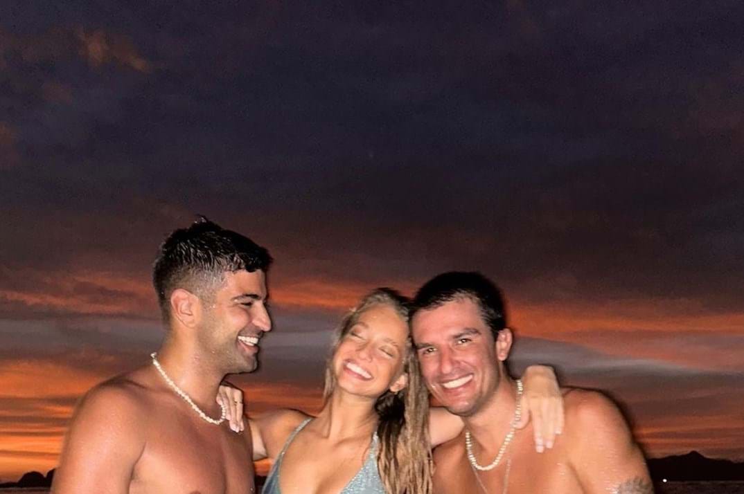 Margarida Corceiro posou ao lado de dois amigos nas Filipinas