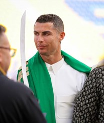 Ronaldo celebra feriado na Arábia Saudita vestido a rigor 