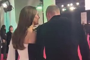 Kate Middleton apalpa William em público