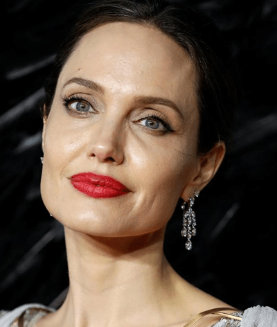 Angelina Jolie é fotografada ao chegar em restaurante com os
