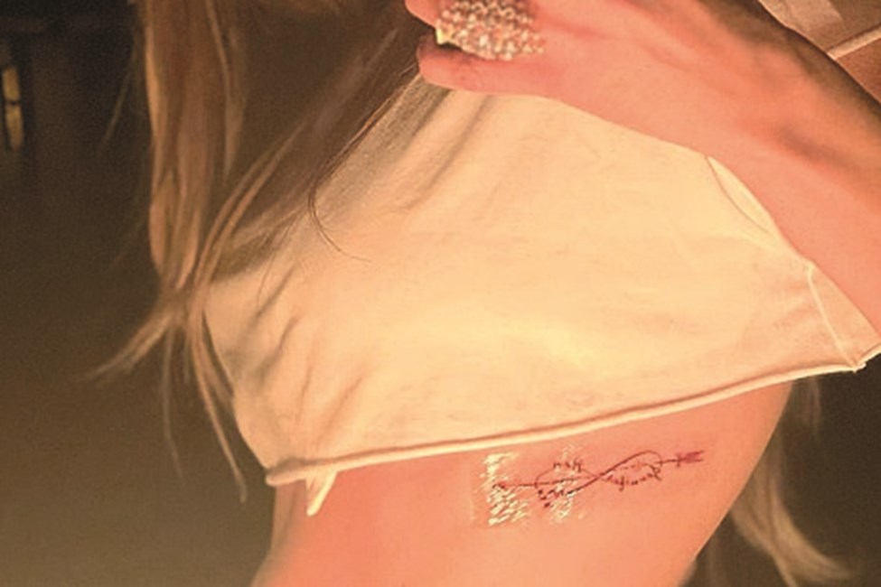 Ben Affleck e JLo fizeram ‘tattoo’ igual