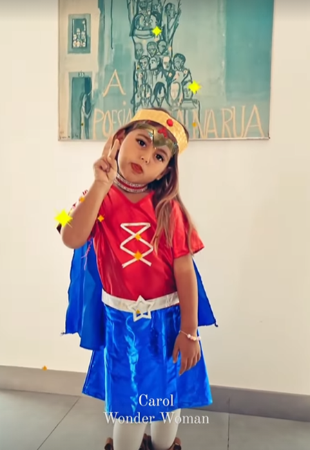 Carolina, a terceira filha de Carolina Patrocínio, optou pelo disfarce de Mulher Maravilha