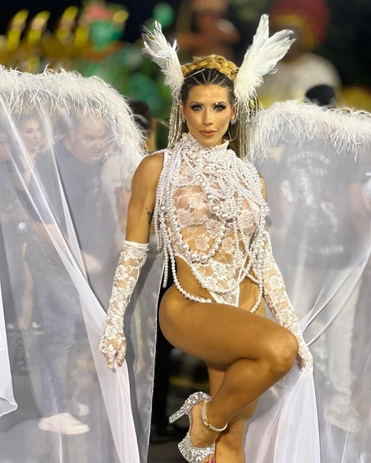Ana Paula Minerato, representa Gaviões da Fiel, escola de samba de São Paulo