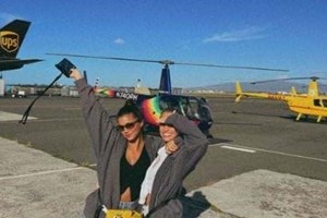 Magui e Kika divertem-se longe dos namorados
