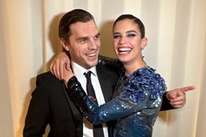 Sara Sampaio bem acompanhada na festa de Elton John 
