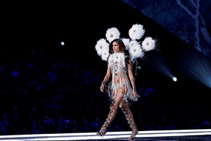 Desfiles da Victoria’s Secret voltam com mulheres mais “diversas” 