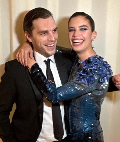Sara Sampaio bem acompanhada na festa de Elton John 