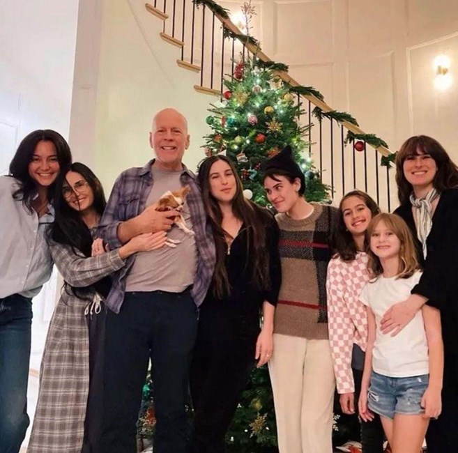 O ator com a mulher, a ex-mulher, Demi Moore, e as cinco filhas