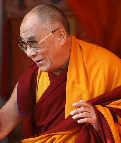 Famosos criticam gesto polémico de Dalai Lama