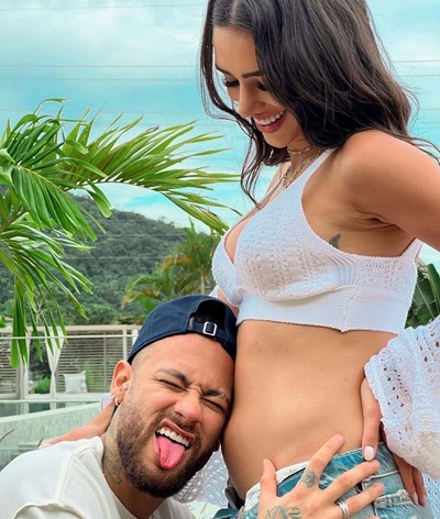 Neymar na noite espanhola com duas mulheres