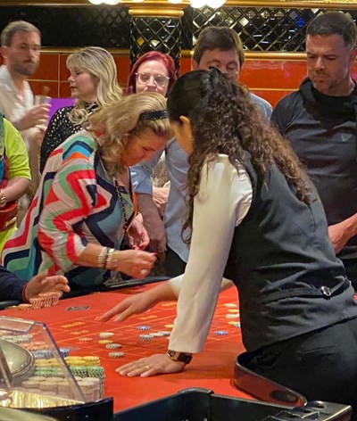 Dolores Aveiro a jogar no casino do cruzeiro de Tony Carreira. Veja o vídeo!