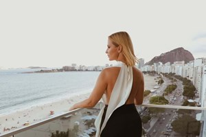 Cristina Ferreira usa vestido de Victoria Beckham no valor de 1500 euros 