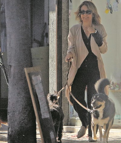 Fernanda Tadeu passeia cães apesar de lesionada