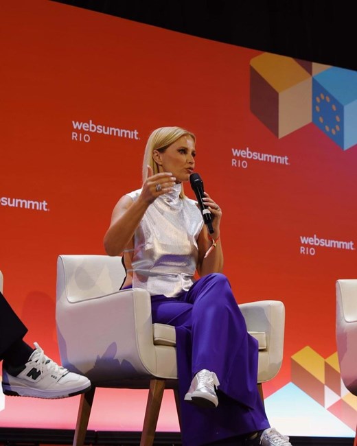 A apresentadora no palco da Web Summit