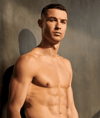 Ronaldo corta o cabelo enquanto vê a CMTV