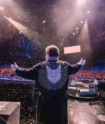 “Não vos consigo explicar as saudades que sentirei”: Elton John dá último concerto da carreira